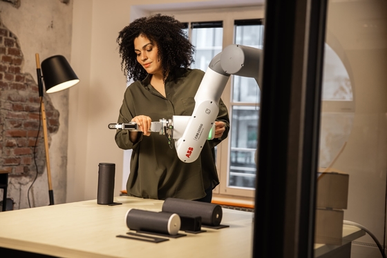 ABB flexible et nouvel GoFa CRB15000 Cobot avec la pince de robot d'Onrobot RG6