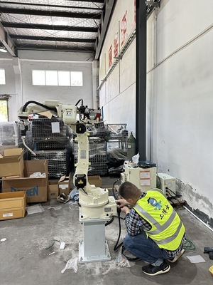 axe du robot de soudure de magnétique de MIG FD-B4S 7 avec la machine de soudure P400 robotique pour la solution de soudure d'OTC