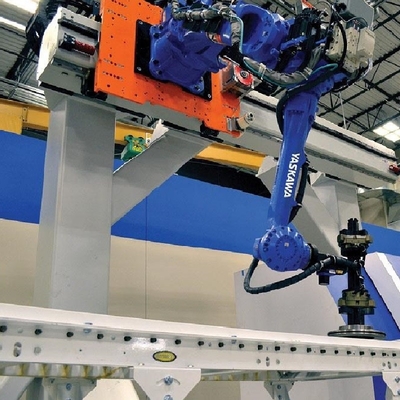 Rail de guidage linéaire avec charge utile de 500 kg avec robot YASKAWA pour la manutention de matériaux comme rails robotisés