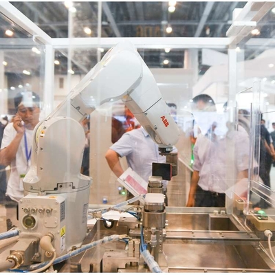 Mini bras robotique à 6 axes ABB IRB 1200 avec pinceur robot CNGBS pour manipuler l'automatisation du robot