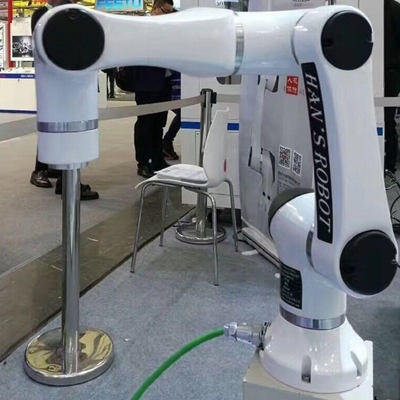 HAN'S E5 avec une charge utile de 5 kg en tant que robot collaboratif avec une pince robot CNGBS pour chargement et déchargement
