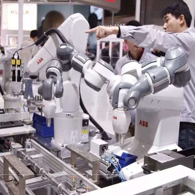 Manipulation du bras robotique 6 axes IRB 1300 avec une pince robot CNGBS pour le robot de manipulation de matériaux