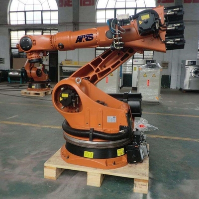 Robot industriel KUKA KR 210 R2700-2 avec une pince à rouleaux de 6 axes pour la manipulation des matériaux