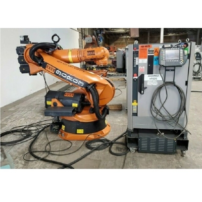 Robot industriel KUKA KR 210 R2700-2 avec une pince à rouleaux de 6 axes pour la manipulation des matériaux