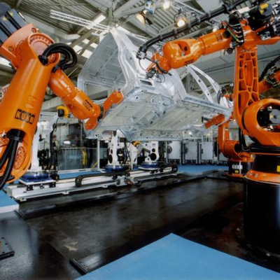 KUKA KR 240 R3330 Robot de palettisation avec rail de guidage linéaire CNGBS comme charge utile automatique de la machine