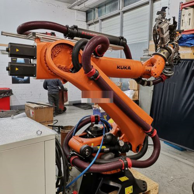 KUKA KR 360 R2830 Charge utile du bras robotique 360 kg avec ligne de montage CNGBS pour l'assemblage du moteur en tant que machine de pick and place