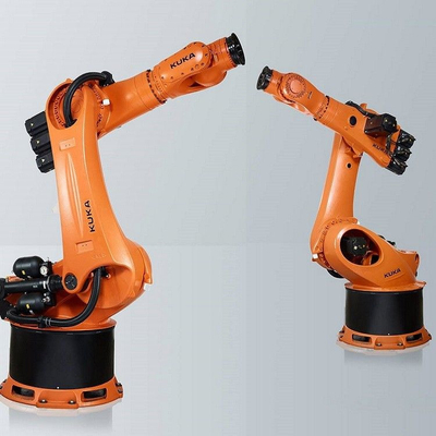 KUKA KR 360 R2830 Charge utile du bras robotique 360 kg avec ligne de montage CNGBS pour l'assemblage du moteur en tant que machine de pick and place