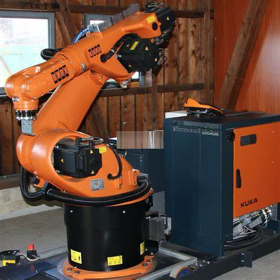 KUKA KR 360 R2830 Charge utile du bras robotique 360 kg avec ligne de montage CNGBS pour l'assemblage du moteur en tant que machine de pick and place