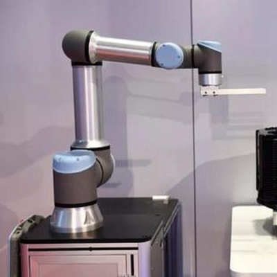 Robot collaboratif UR 16e avec charge utile de 16 kg avec des gobelets d'aspiration sous vide de manipulateur en tant que cobot