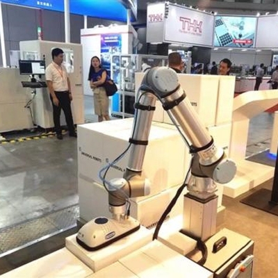 Robot collaboratif UR 16e avec charge utile de 16 kg avec des gobelets d'aspiration sous vide de manipulateur en tant que cobot