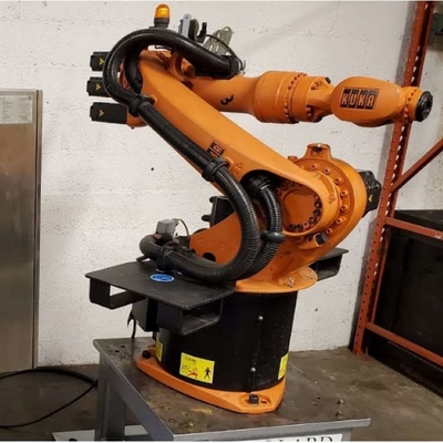 Kuka manipulation du bras robotique 6 axes KR 16 R1610 avec le robot griffon CNGBS comme robot industriel