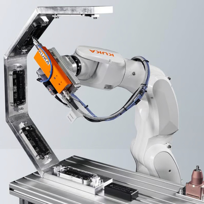 KUKA Cobot KR 4 R600 pour la manipulation d'une pince à rouleaux en tant que machine de détachement