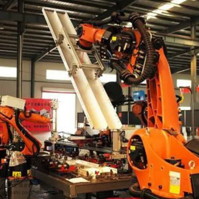 KUKA KR 210 R2700 Robots industriels à prise et emplacement avec guides linéaires CNGBS pour l'assemblage du moteur