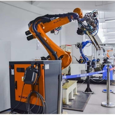 Kuka Robot KR 70 R2100 avec station de nettoyage de pistolet CNGBS pour automatisation de soudage avec bras robot à 6 axes