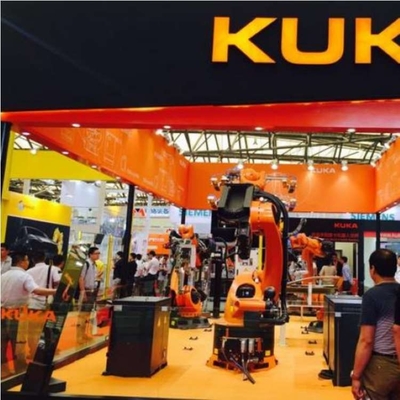 Kuka Robot KR 70 R2100 avec station de nettoyage de pistolet CNGBS pour automatisation de soudage avec bras robot à 6 axes