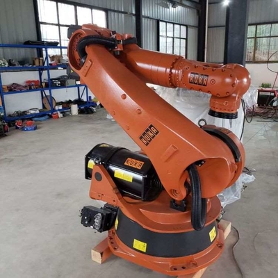 Kuka Robot KR 70 R2100 avec station de nettoyage de pistolet CNGBS pour automatisation de soudage avec bras robot à 6 axes