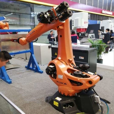 Kuka Robot KR 70 R2100 avec station de nettoyage de pistolet CNGBS pour automatisation de soudage avec bras robot à 6 axes