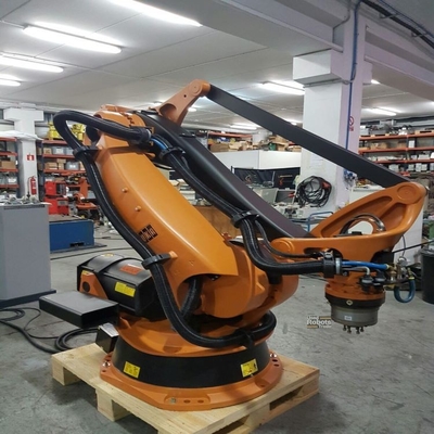 bras robotique de palettisation 5 axes Kuka KR 180 PA avec rail de guidage de robot CNGBS pour le robot de palettisation
