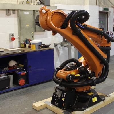 KUKA Robot KR 120 R3200 PA avec une charge utile de 120 kg et une portée de 3195 mm