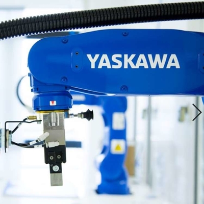 6 axes Prendre et placer le bras robotique Yaskawa GP8 avec CNGBS Robot Gripper pour le robot de manutention de matériaux