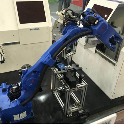 bras robotique à 6 axes Yaskawa GP12 avec clôture de sécurité CNGBS pour une manipulation automatisée en tant que robot universel