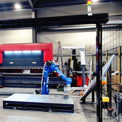 Armure de robot industriel Yaskawa GP180 avec pinceuse CNGBS comme machine de fabrication de palettes