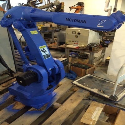 Manipulation du bras robotique 6 axes Yaskawa GP50 avec une pince robot personnalisée pour robot universel