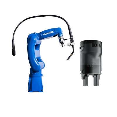 Soudage bras robotique à 6 axes Yaskawa AR700 combiné avec une pince à rouleaux robot pour le robot de manutention