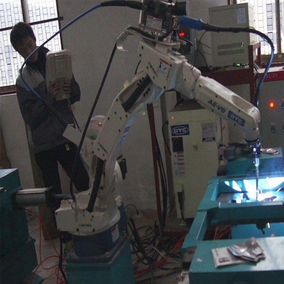 Robot industriel OTC FD-B6L avec portée 2008 mm avec soudeurs ARC et machine de soudage DM350