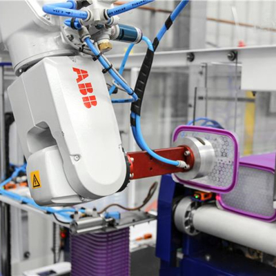 ABB IRB 1200 bras robotique industriel avec pinceuse CNGBS comme équipement de manutention de matériaux CNC