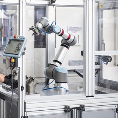 Robot collaboratif à haute charge UR 16e avec une charge utile de 16 kg sur 6 axes en tant que robot cobot pour l'emballage