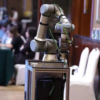 Robot collaboratif à haute charge UR 16e avec une charge utile de 16 kg sur 6 axes en tant que robot cobot pour l'emballage