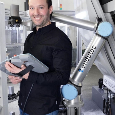 Arm robot collaboratif UR 10e de 6 Aixs Cobot avec charge utile de 10 kg avec couverture robot pour le soudage