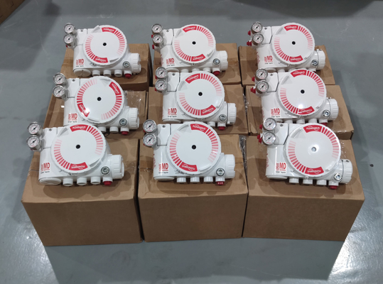 La valve de commande pneumatique linéaire avec le serveur de débit LOGIX 520MD DIGITAL HART VALVE POSITIONER et ASCO soupape solénoïde en stock