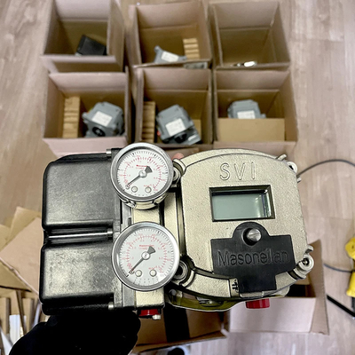 Valve de guidage supérieur de type angle droit avec positionneur de vanne Masoneilan SVI2 et régulateur 78-40 adapté à l'alimentation électrique