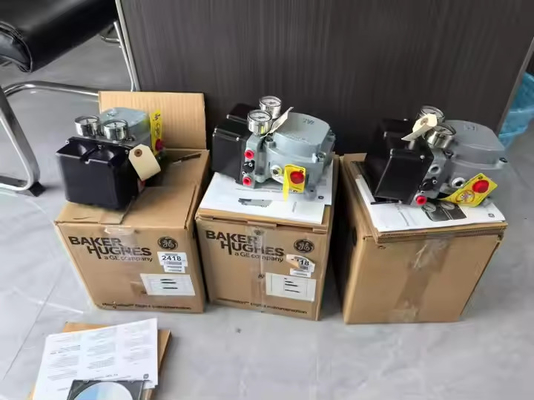 Valve de guidage supérieur de type angle droit avec positionneur de vanne Masoneilan SVI2 et régulateur 78-40 adapté à l'alimentation électrique
