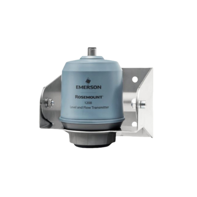 Unité de traitement de l'eau montée sur des patins avec Emerson Rosemount modèle 1280 radar sans contact niveau et débit