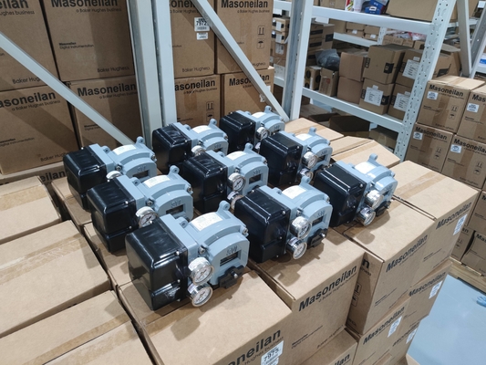 Valve de guidage supérieur de type angle droit avec positionneur de vanne Masoneilan SVI2 et régulateur 78-40 adapté à l'alimentation électrique