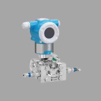 Unité de contrôle de pression/débit avec débitmètre Endress+Hauser Proline Prowirl R 200 et transmetteur de pression différentielle Deltabar PMD50.