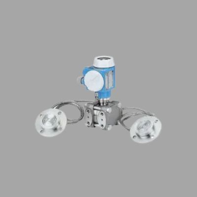 Ensemble vanne de régulation avec débitmètre Endress+Hauser Proline Prowirl R200 et transmetteur de pression différentielle Deltabar PMD78B.