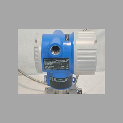 Ensemble vanne de régulation avec débitmètre Endress+Hauser Proline Prowirl R200 et transmetteur de pression différentielle Deltabar PMD78B.