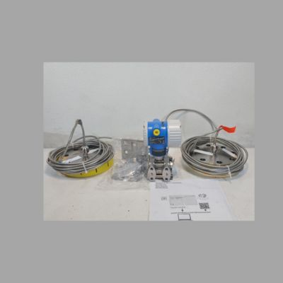 Ensemble vanne de régulation avec débitmètre Endress+Hauser Proline Prowirl R200 et transmetteur de pression différentielle Deltabar PMD78B.