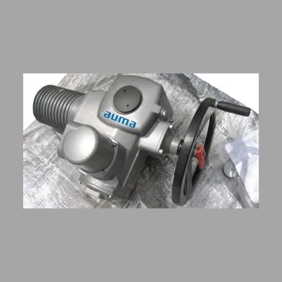 Une soupape à bille motorisée avec une boîte de vitesses AUMA GS à demi-tour et un actionneur électrique universel modulaire multi-tour SA.