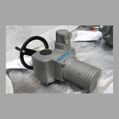 Une soupape à bille motorisée avec une boîte de vitesses AUMA GS à demi-tour et un actionneur électrique universel modulaire multi-tour SA.