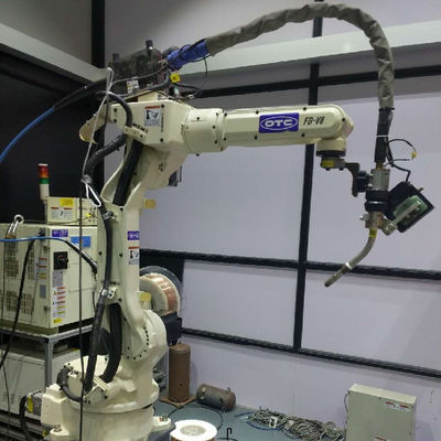 OTC FD-V8 avec le robot de soudure de MIG de machine de soudure DM350