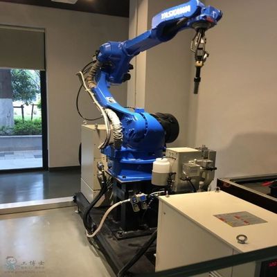 Axe de soudure du bras mécanique 6 Motoman AR2010 avec le bras robotique industriel