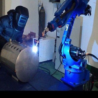 Motoman AR1440 avec la soudeuse RD500S pour le traitement de coupe de laser