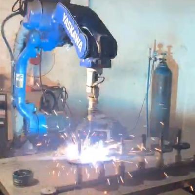 6 robotiques Aixs Motoman AR2010 avec la soudeuse RD350S pour le robot de soudure à l'arc électrique