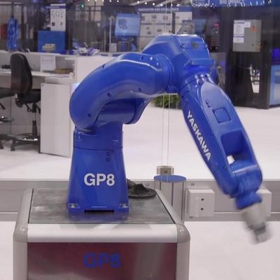 Robot industriel ultra-rapide GP8 d'Assemblée de moteur avec le bras robotique de la charge utile 8KG en tant que machine de transfert