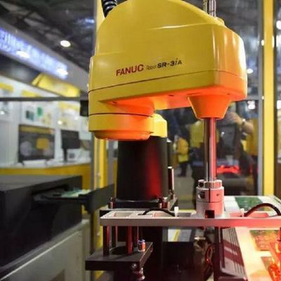 Robot SR-3iA de 4 Aixs Scara avec le bras robotique de la charge utile 3kg en tant que machine de transfert pour l'équipement de manutention